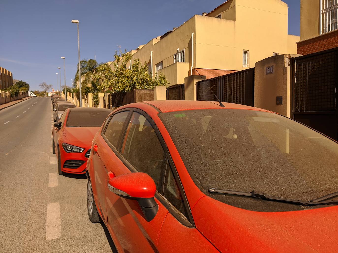 Fotos: El polvo africano cubre coches y calles de la Región de Murcia
