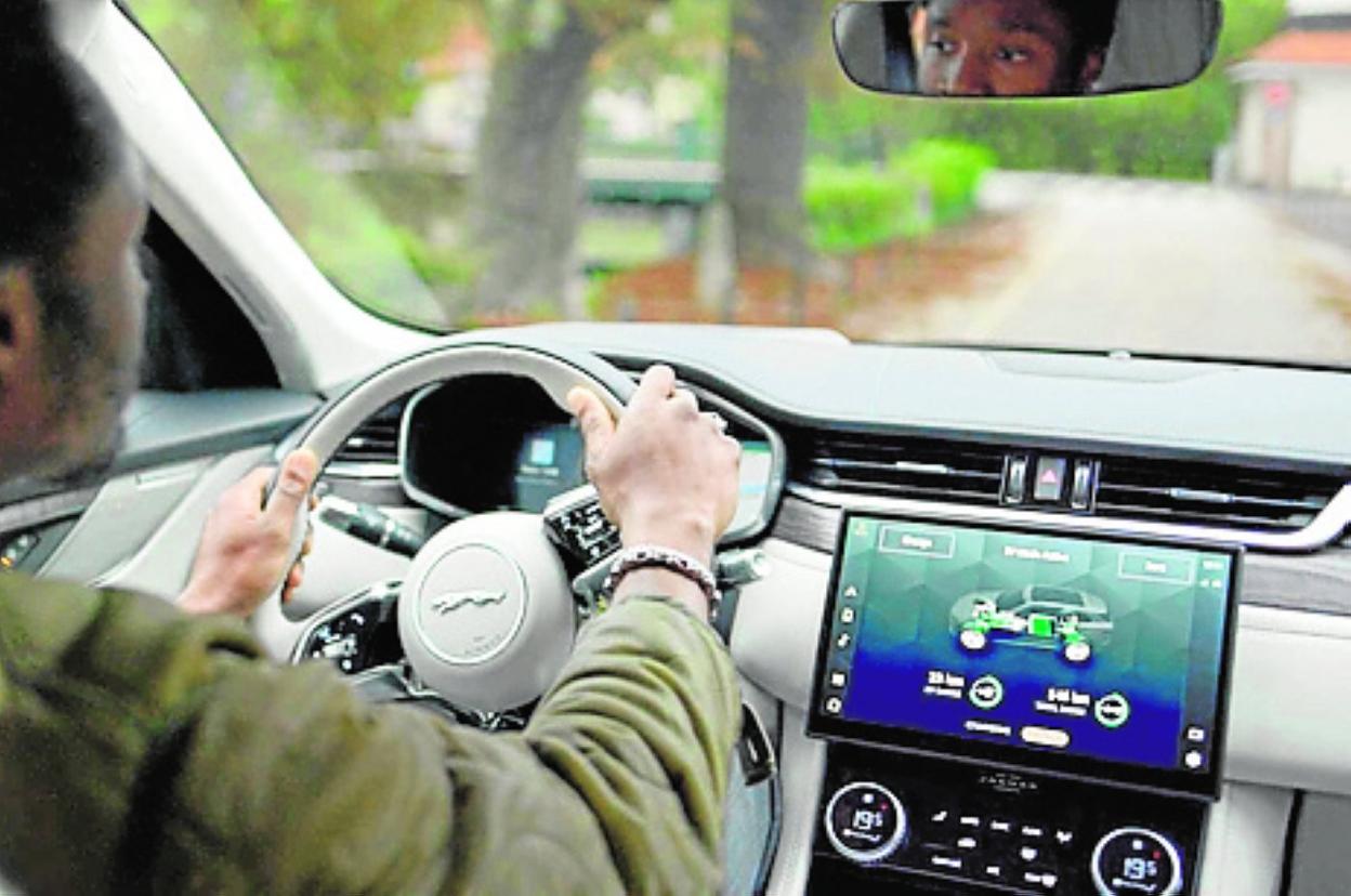 Se puede elegir entre motores de cuatro y seis cilindros en línea. 