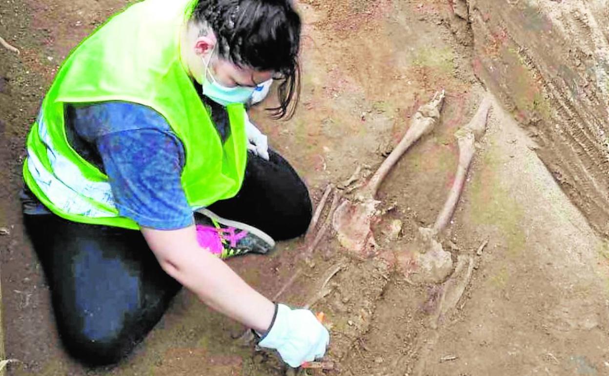 Una especialista trabaja en las excavaciones del cementerio de San Fernando, en Cádiz. 