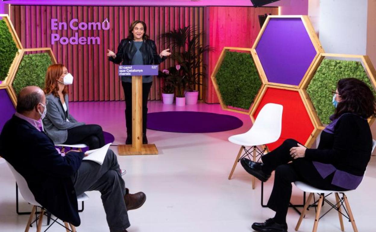 La alcaldesa de Barcelona, Ada Colau (c), interviene este domingo durante un acto en Barcelona 