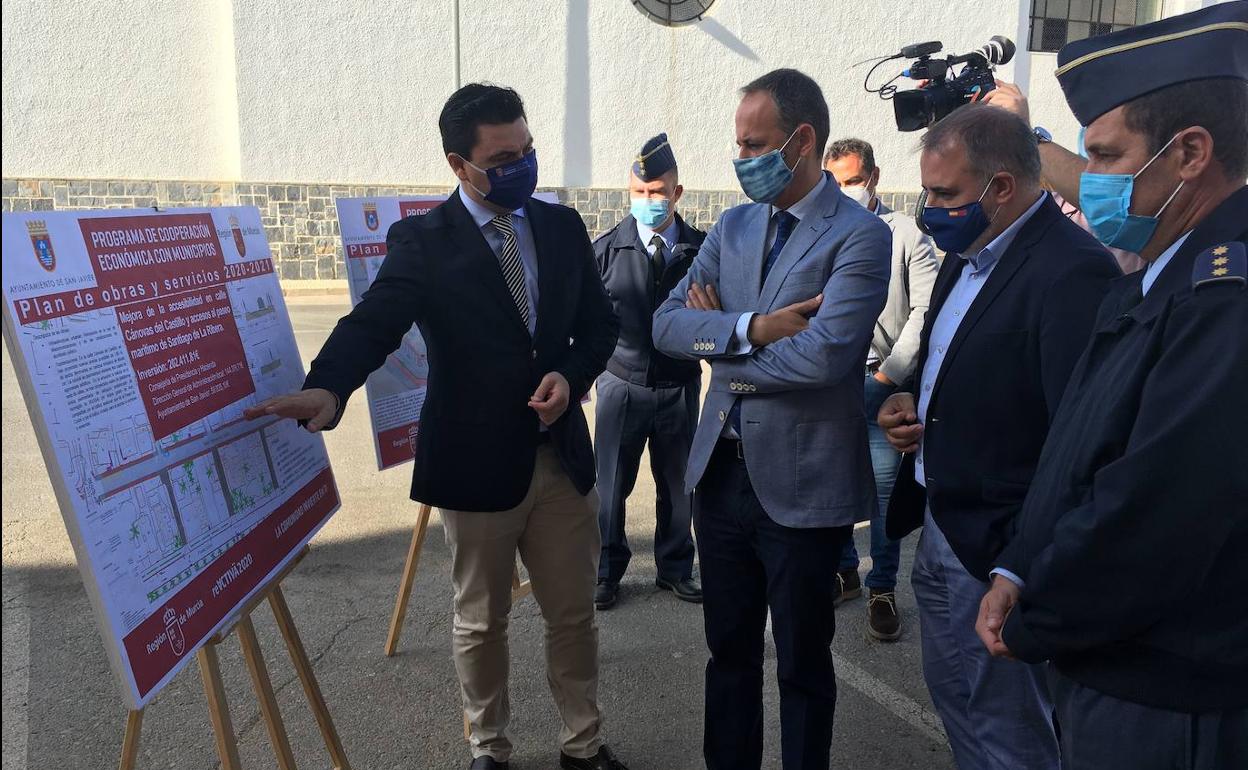 El consejero de Presidencia y Hacienda, Javier Celdrán, junto al director general de Administración Local, Francisco Abril, y el alcalde de San Javier, José Miguel Luengo, durante una reciente visita para dar a conocer los proyectos del Plan de Obras y Servicios en este municipio. 