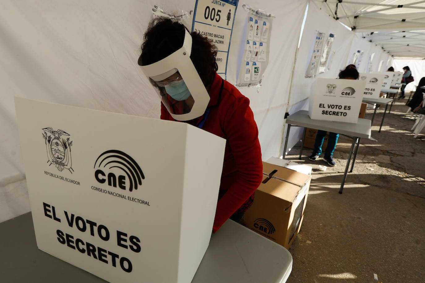 Fotos: Ecuatorianos residentes en la Región de Murcia ejercen su derecho al voto