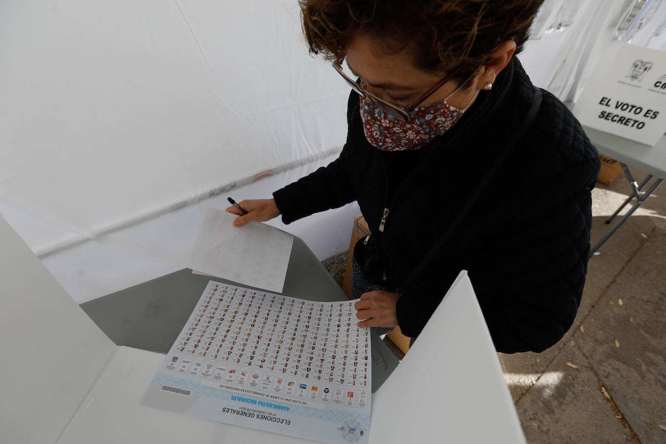Fotos: Ecuatorianos residentes en la Región de Murcia ejercen su derecho al voto