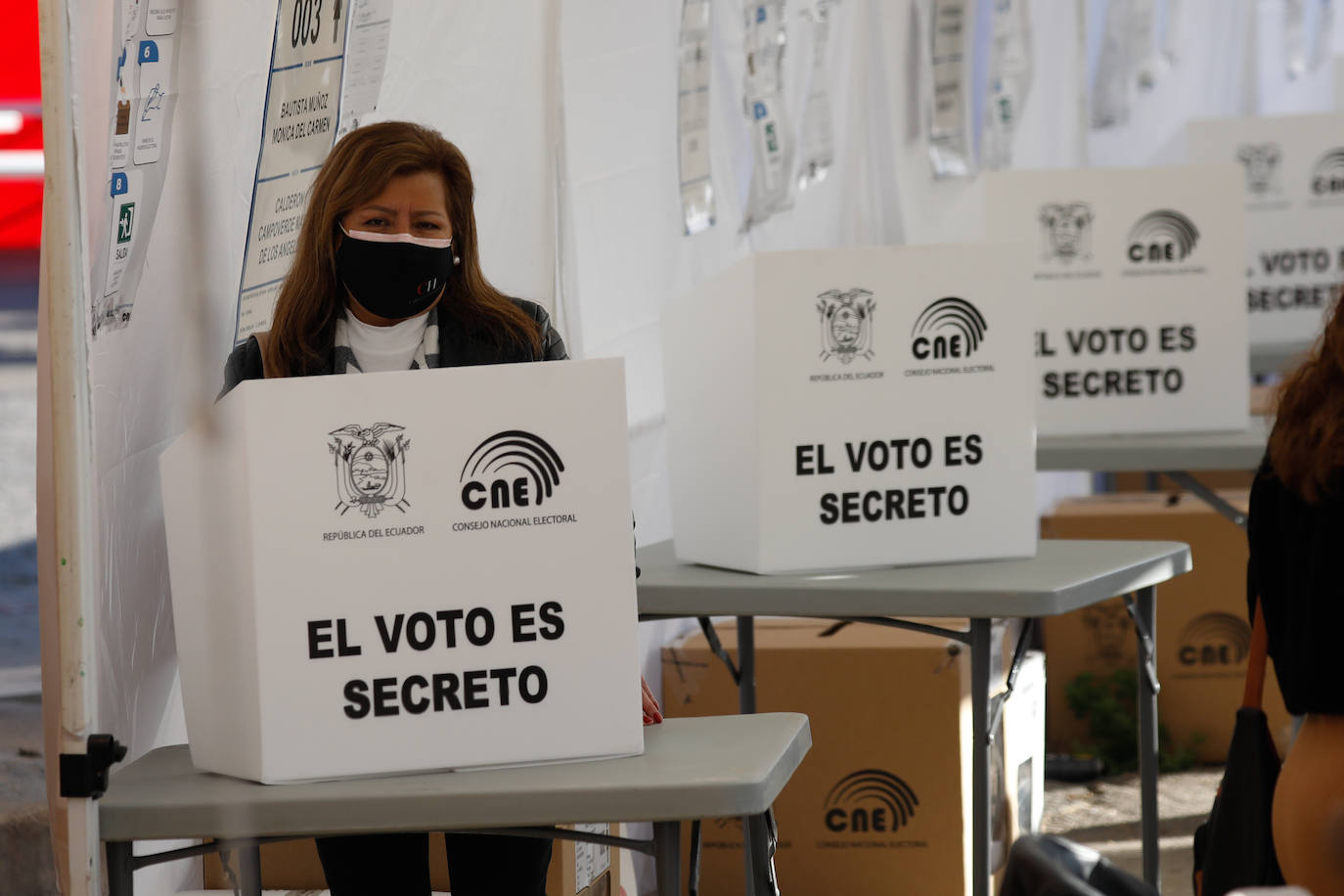 Fotos: Ecuatorianos residentes en la Región de Murcia ejercen su derecho al voto