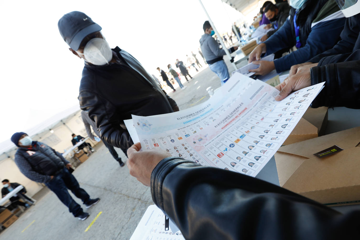 Fotos: Ecuatorianos residentes en la Región de Murcia ejercen su derecho al voto
