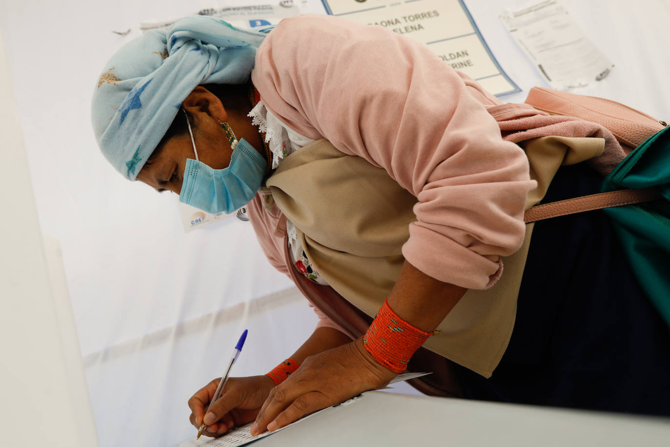 Fotos: Ecuatorianos residentes en la Región de Murcia ejercen su derecho al voto
