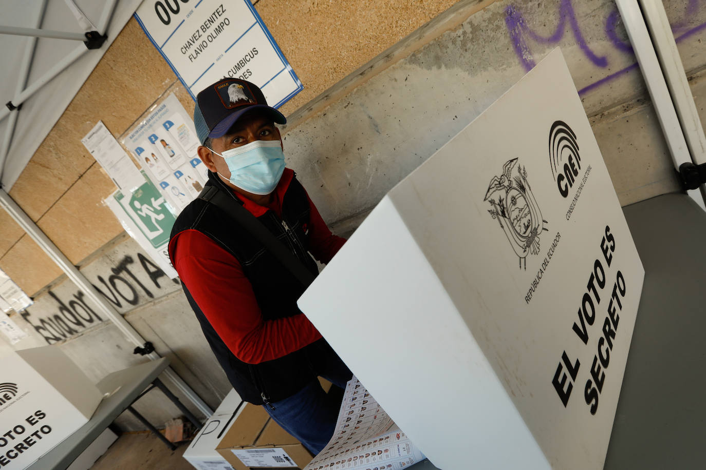Fotos: Ecuatorianos residentes en la Región de Murcia ejercen su derecho al voto
