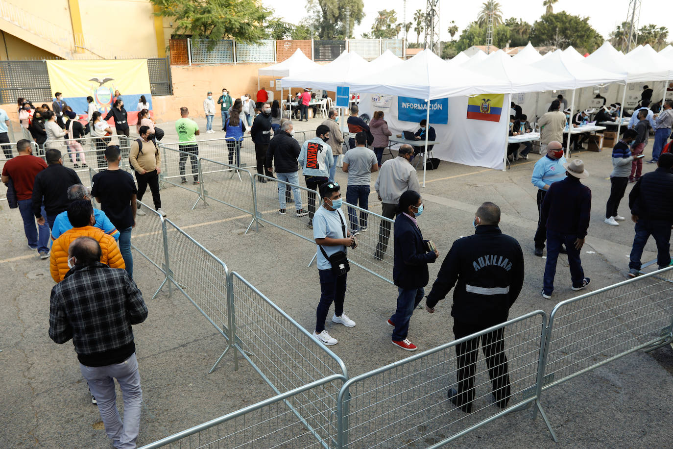 Fotos: Ecuatorianos residentes en la Región de Murcia ejercen su derecho al voto
