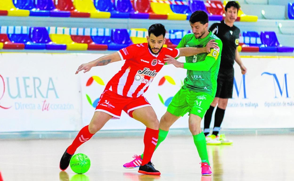 El goleador Waltinho protege la pelota, ante la presión del local Miguel, ayer, en el Fernando Argüelles. 