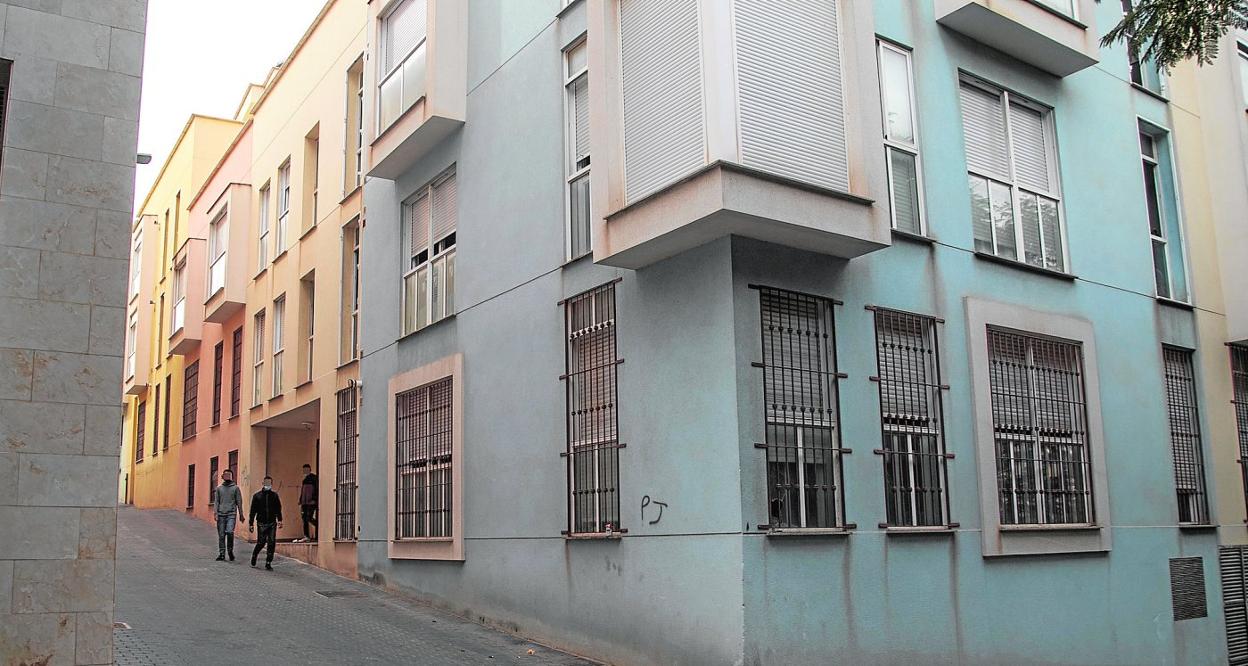 Tres hombres salen de un edificio de la calle que une la del Ángel y Montanaro, en pleno Barrio Universitario. 