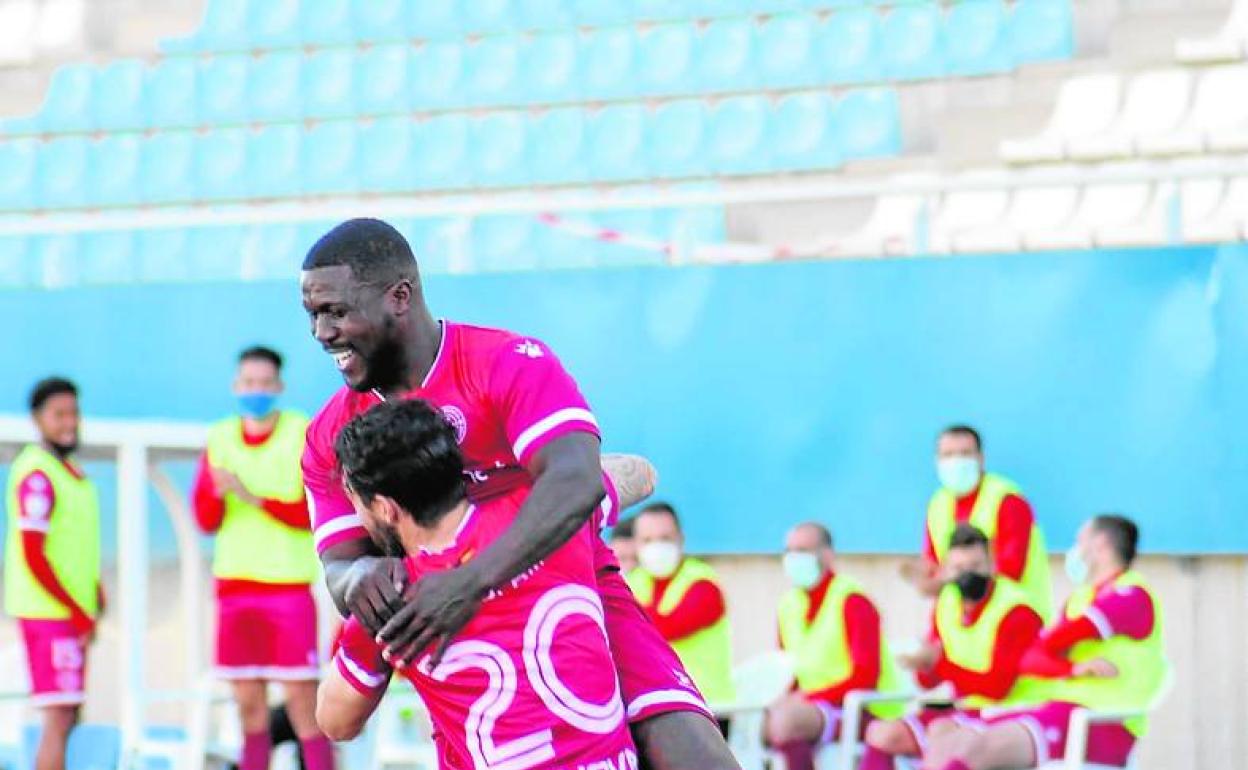 Drenthe se abraza con Nico tras marcar en el Artés.