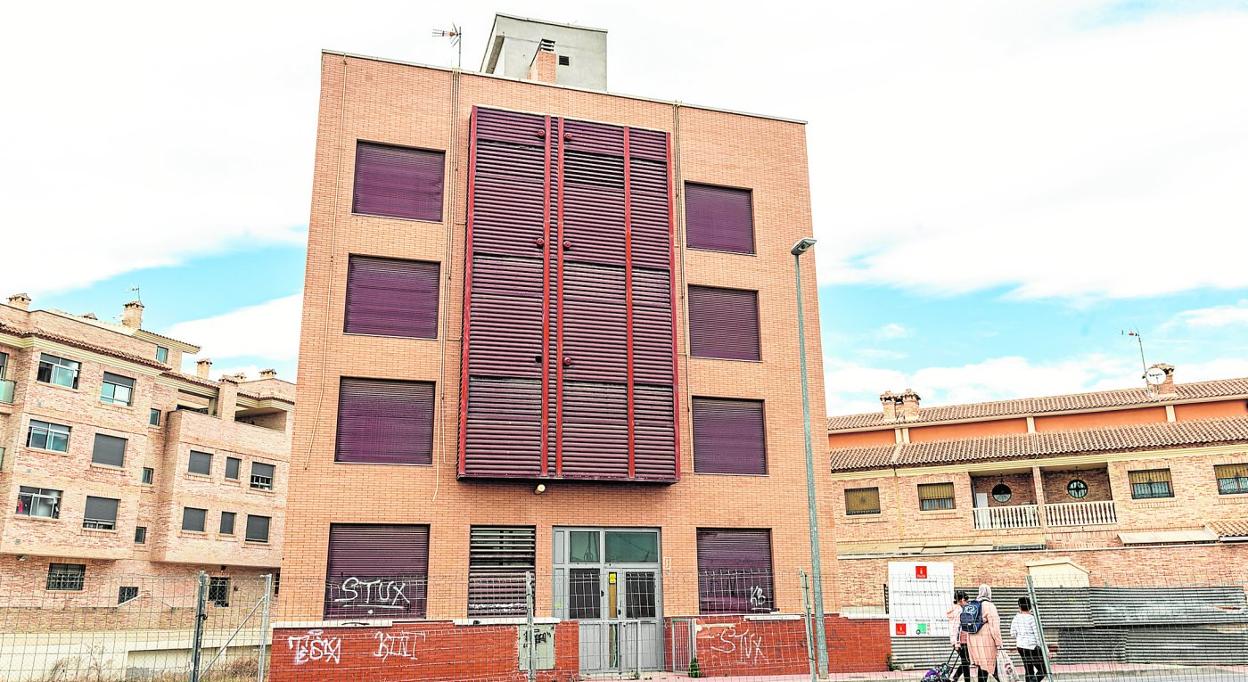 El bloque municipal con ocho viviendas, objeto de actos vandálicos y que ha estado años sin uso, se localiza en la calle Menta de la pedanía de Casillas. 