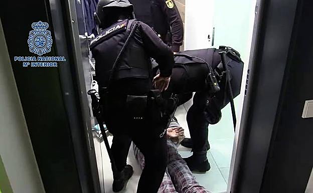 Agentes de la Policía Nacional detienen a uno de los miembros de una banda dedicada al tráfico de drogas por Europa.