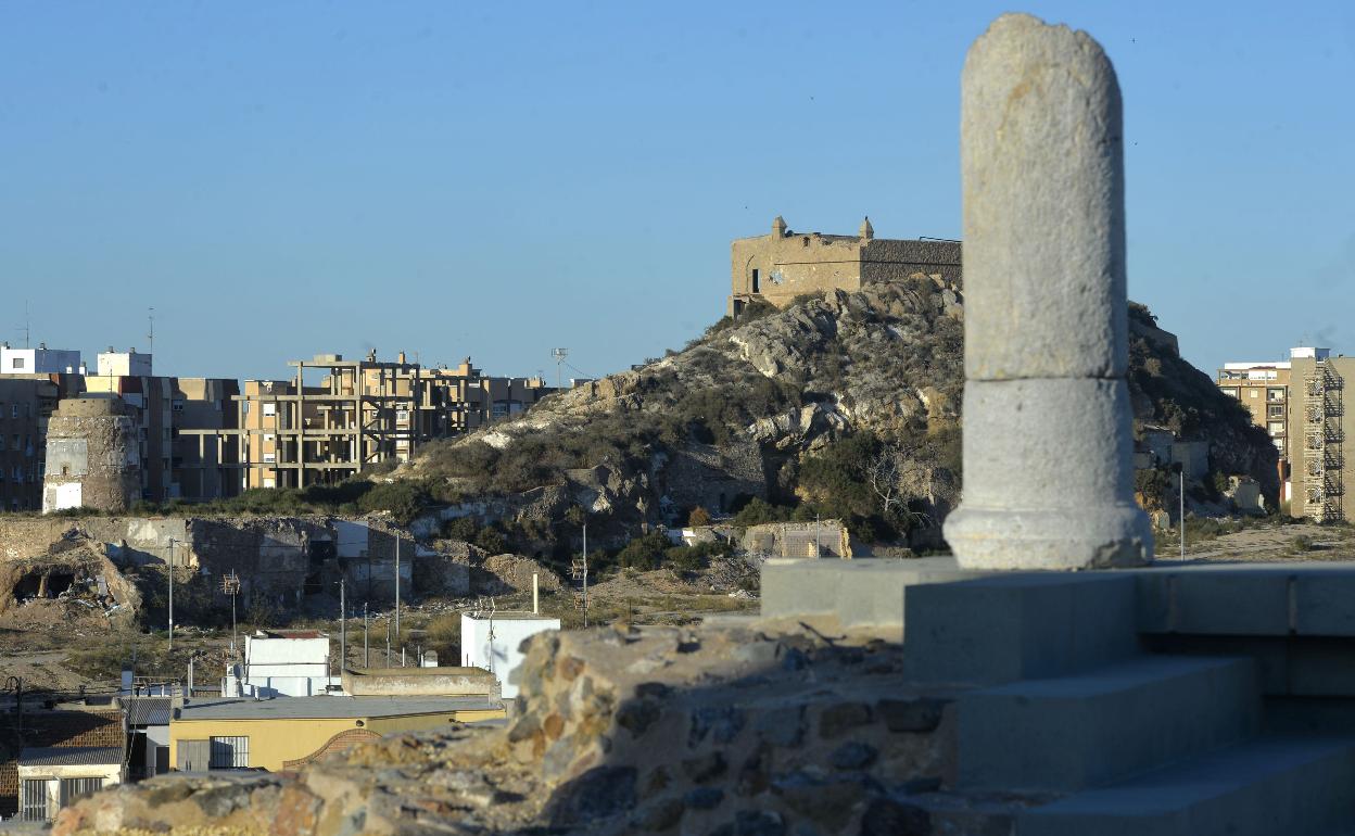 Columna del templo de Tanit, en la parte alta del cerro del Molinete.