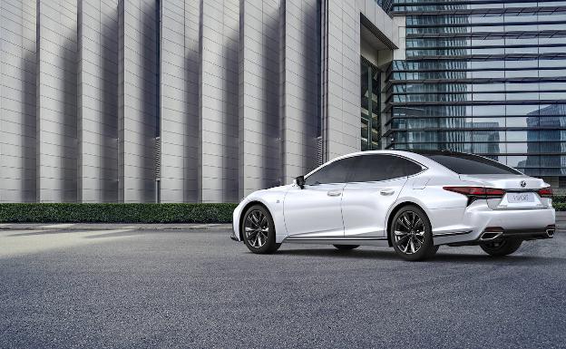 LEXUS LS 500h, artesanía takumi para el buque insignia de la marca