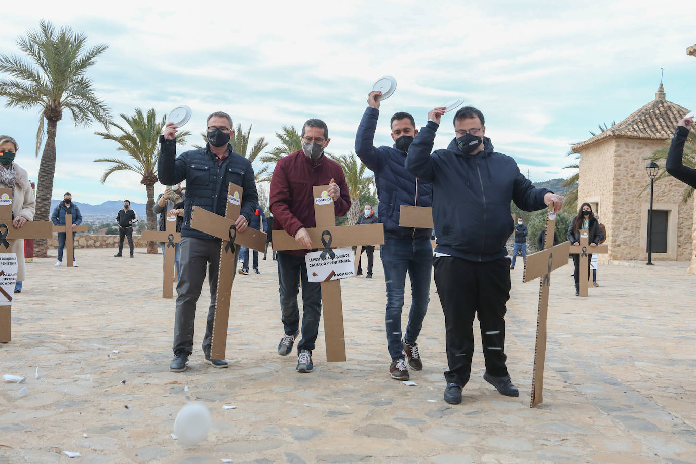 Fotos: Hosteleros y comerciantes de Lorca escenifican un viacrucis al Calvario y reclaman ayudas