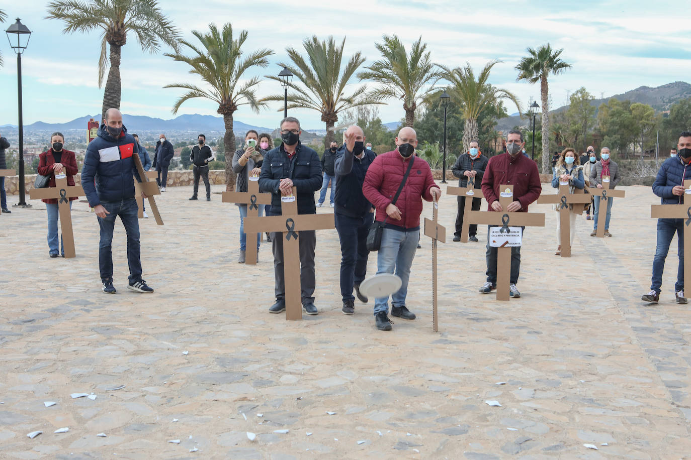 Fotos: Hosteleros y comerciantes de Lorca escenifican un viacrucis al Calvario y reclaman ayudas