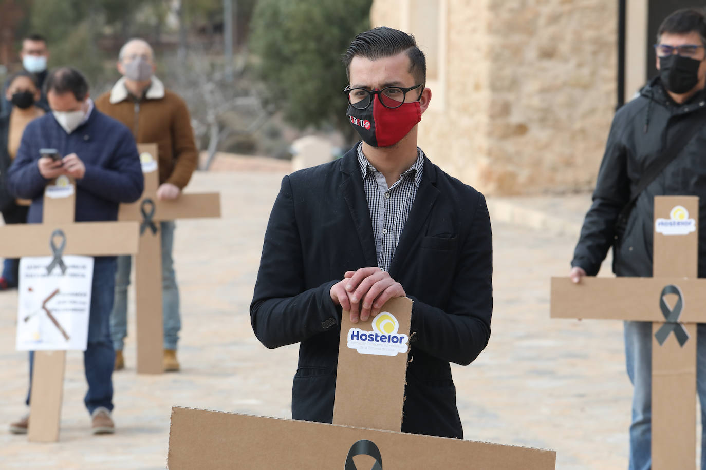 Fotos: Hosteleros y comerciantes de Lorca escenifican un viacrucis al Calvario y reclaman ayudas