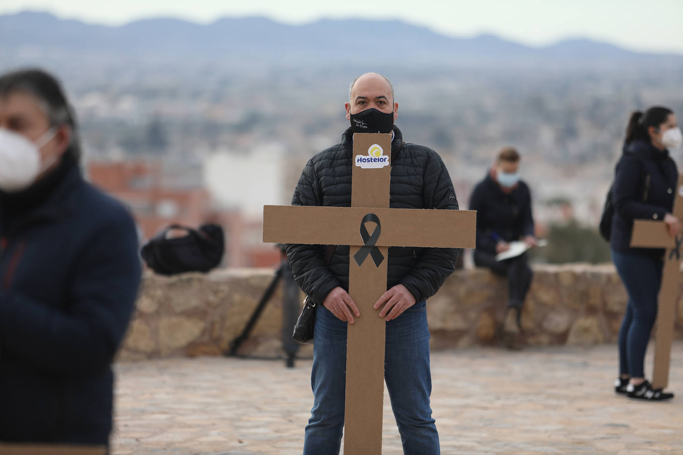 Fotos: Hosteleros y comerciantes de Lorca escenifican un viacrucis al Calvario y reclaman ayudas