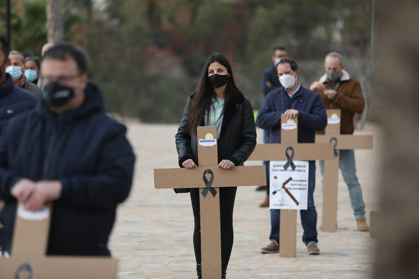 Fotos: Hosteleros y comerciantes de Lorca escenifican un viacrucis al Calvario y reclaman ayudas