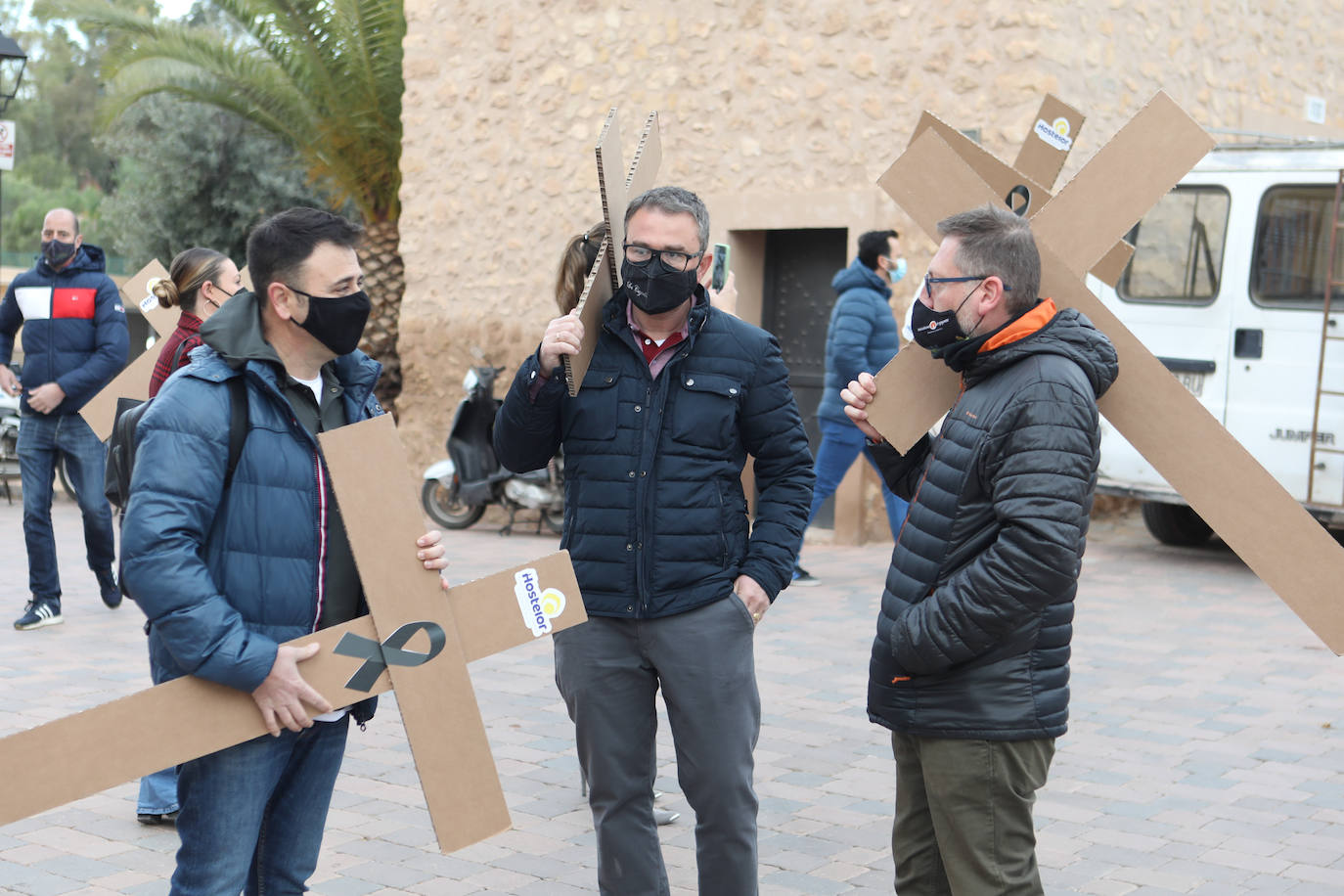 Fotos: Hosteleros y comerciantes de Lorca escenifican un viacrucis al Calvario y reclaman ayudas