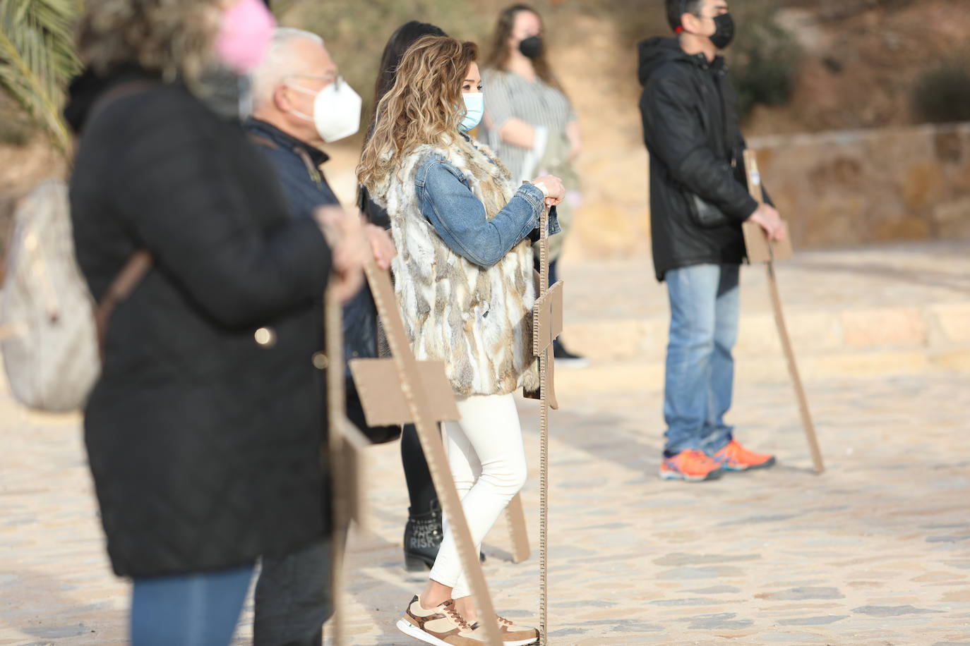 Fotos: Hosteleros y comerciantes de Lorca escenifican un viacrucis al Calvario y reclaman ayudas