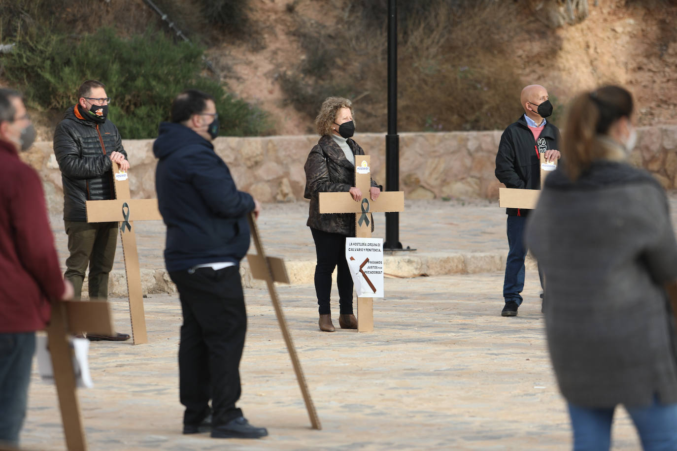 Fotos: Hosteleros y comerciantes de Lorca escenifican un viacrucis al Calvario y reclaman ayudas