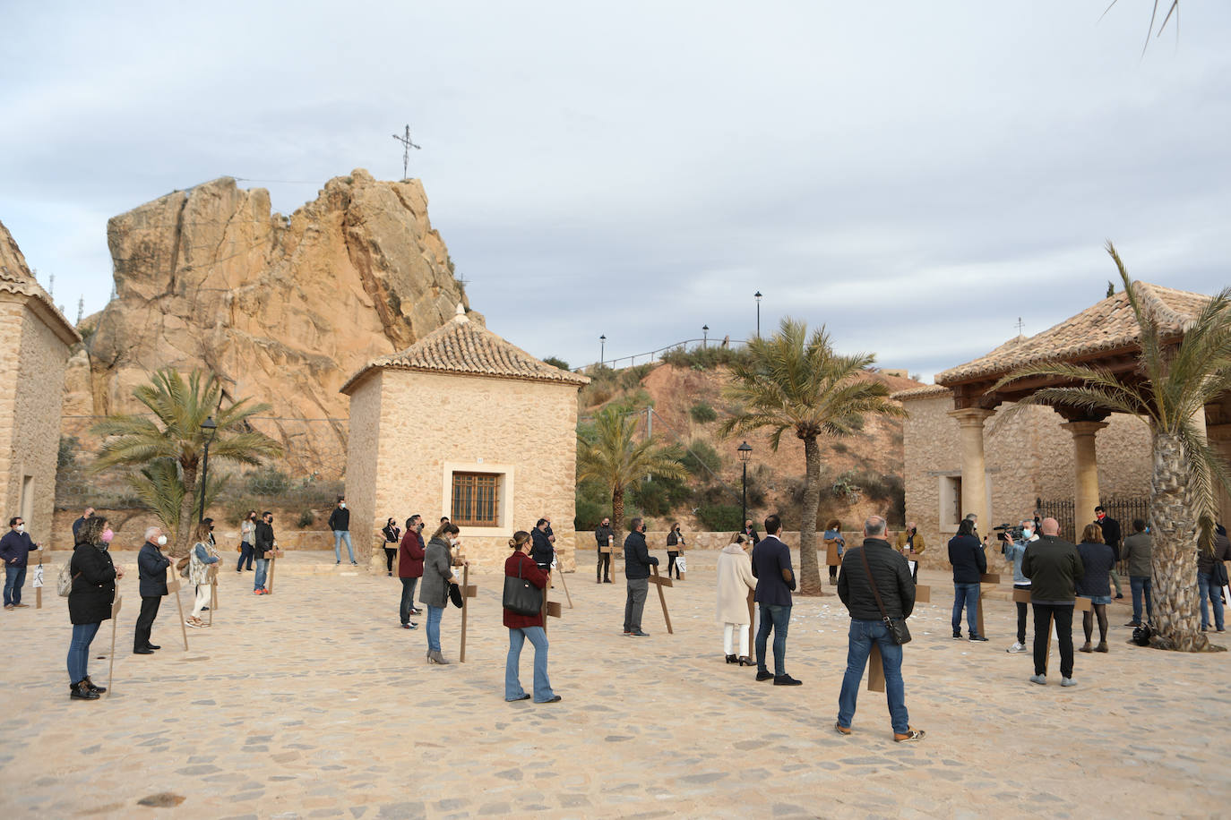 Fotos: Hosteleros y comerciantes de Lorca escenifican un viacrucis al Calvario y reclaman ayudas