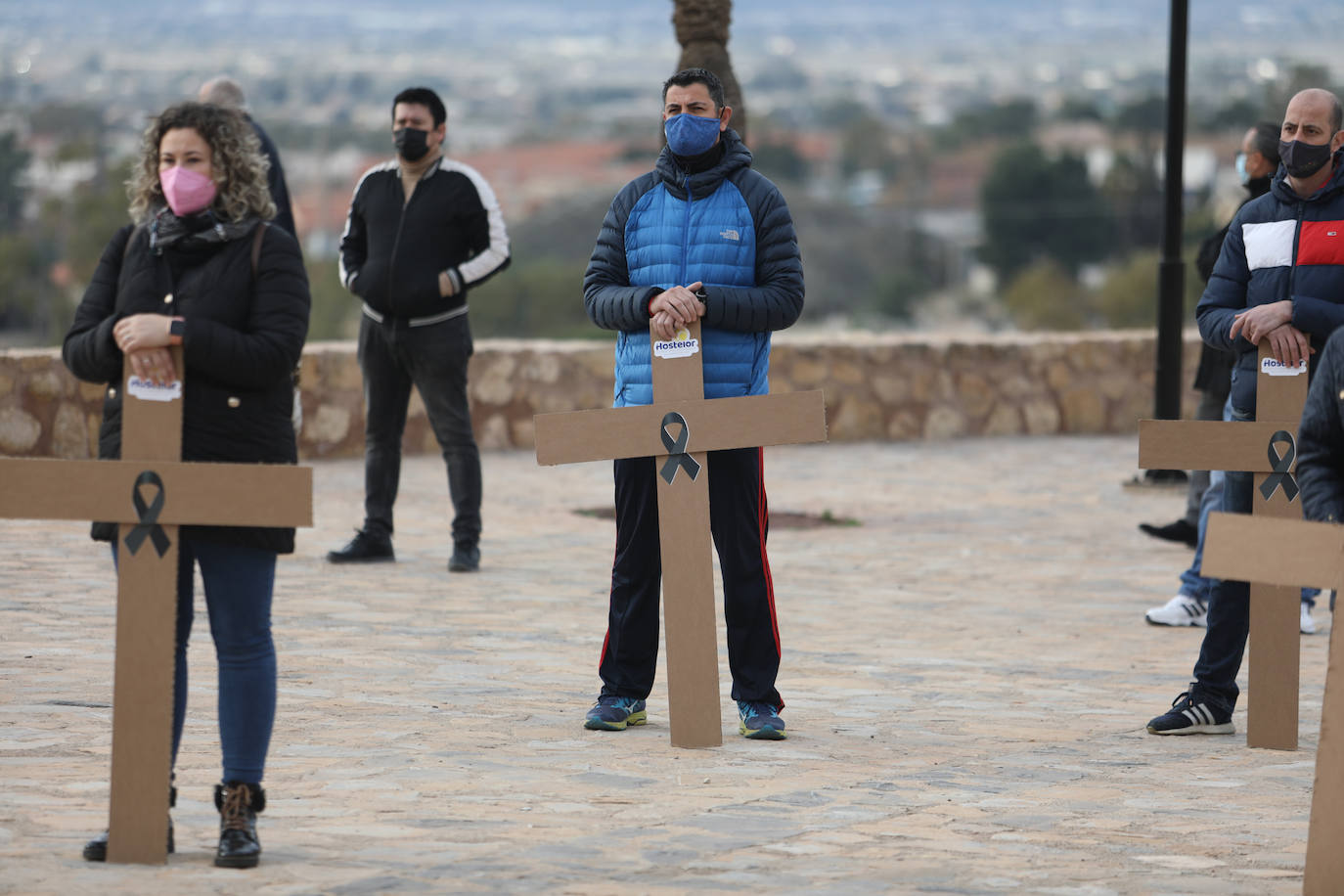 Fotos: Hosteleros y comerciantes de Lorca escenifican un viacrucis al Calvario y reclaman ayudas