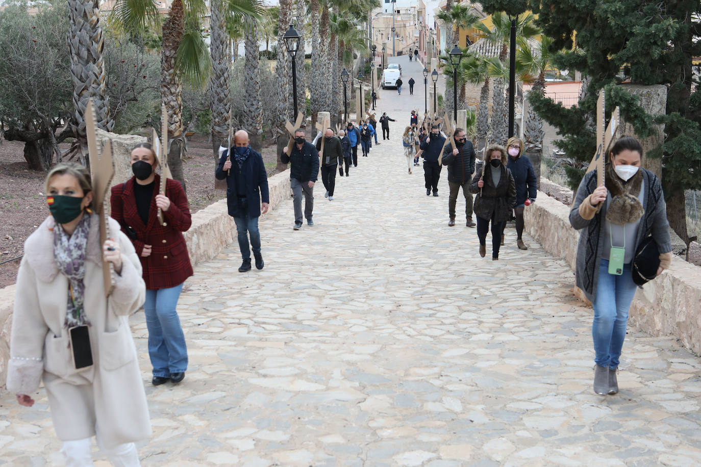 Fotos: Hosteleros y comerciantes de Lorca escenifican un viacrucis al Calvario y reclaman ayudas