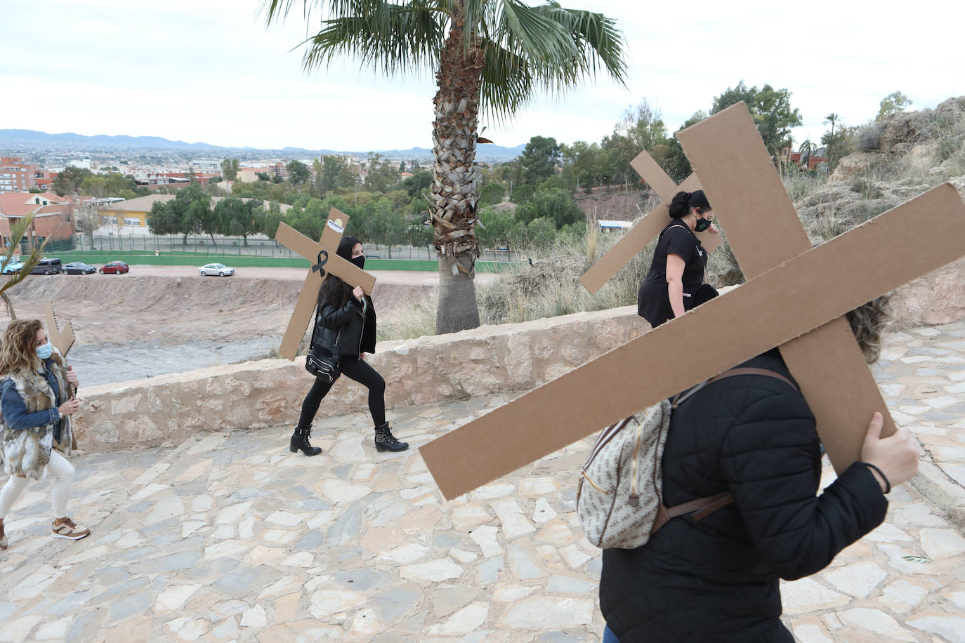 Fotos: Hosteleros y comerciantes de Lorca escenifican un viacrucis al Calvario y reclaman ayudas