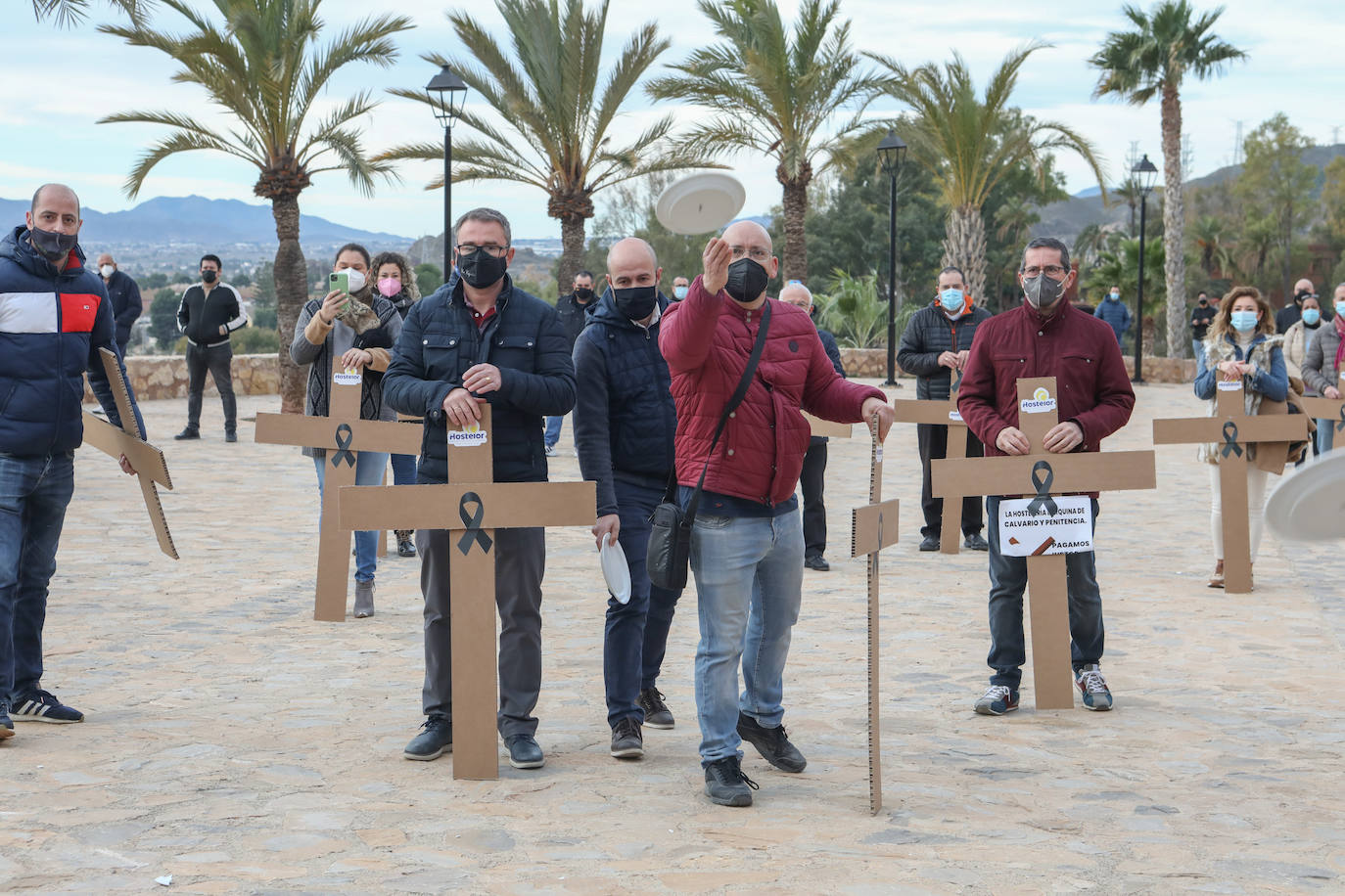 Fotos: Hosteleros y comerciantes de Lorca escenifican un viacrucis al Calvario y reclaman ayudas