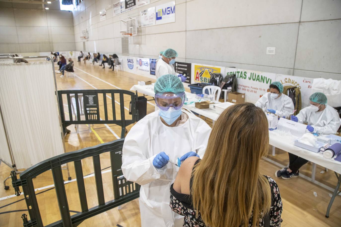 Fotos: Este jueves se ha empezado a vacunar a 700 sanitarios en Cabezo de Beaza en Cartagena
