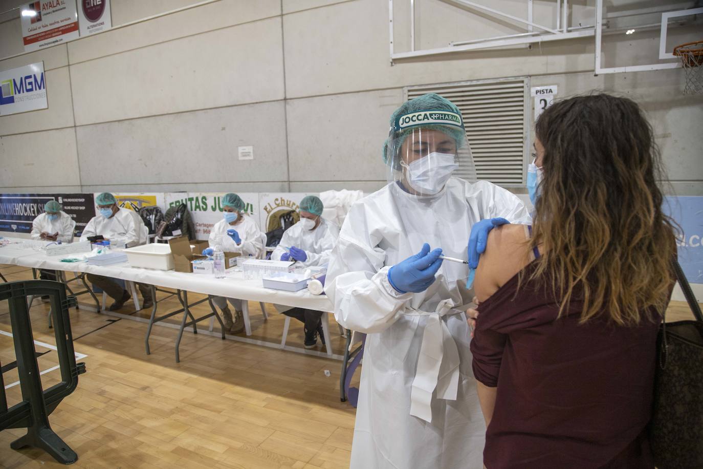 Fotos: Este jueves se ha empezado a vacunar a 700 sanitarios en Cabezo de Beaza en Cartagena