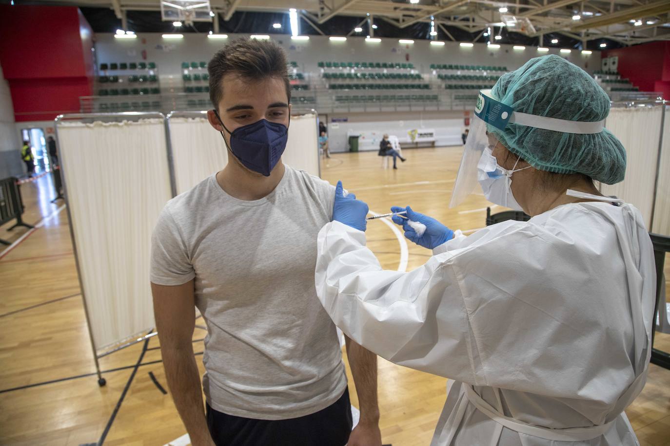 Fotos: Este jueves se ha empezado a vacunar a 700 sanitarios en Cabezo de Beaza en Cartagena