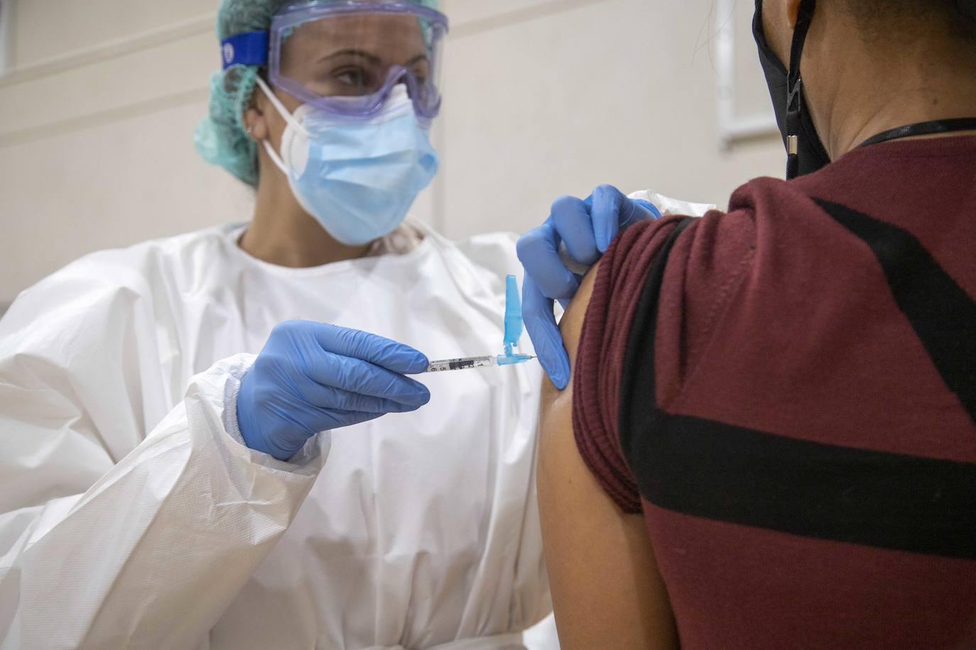 Fotos: Este jueves se ha empezado a vacunar a 700 sanitarios en Cabezo de Beaza en Cartagena