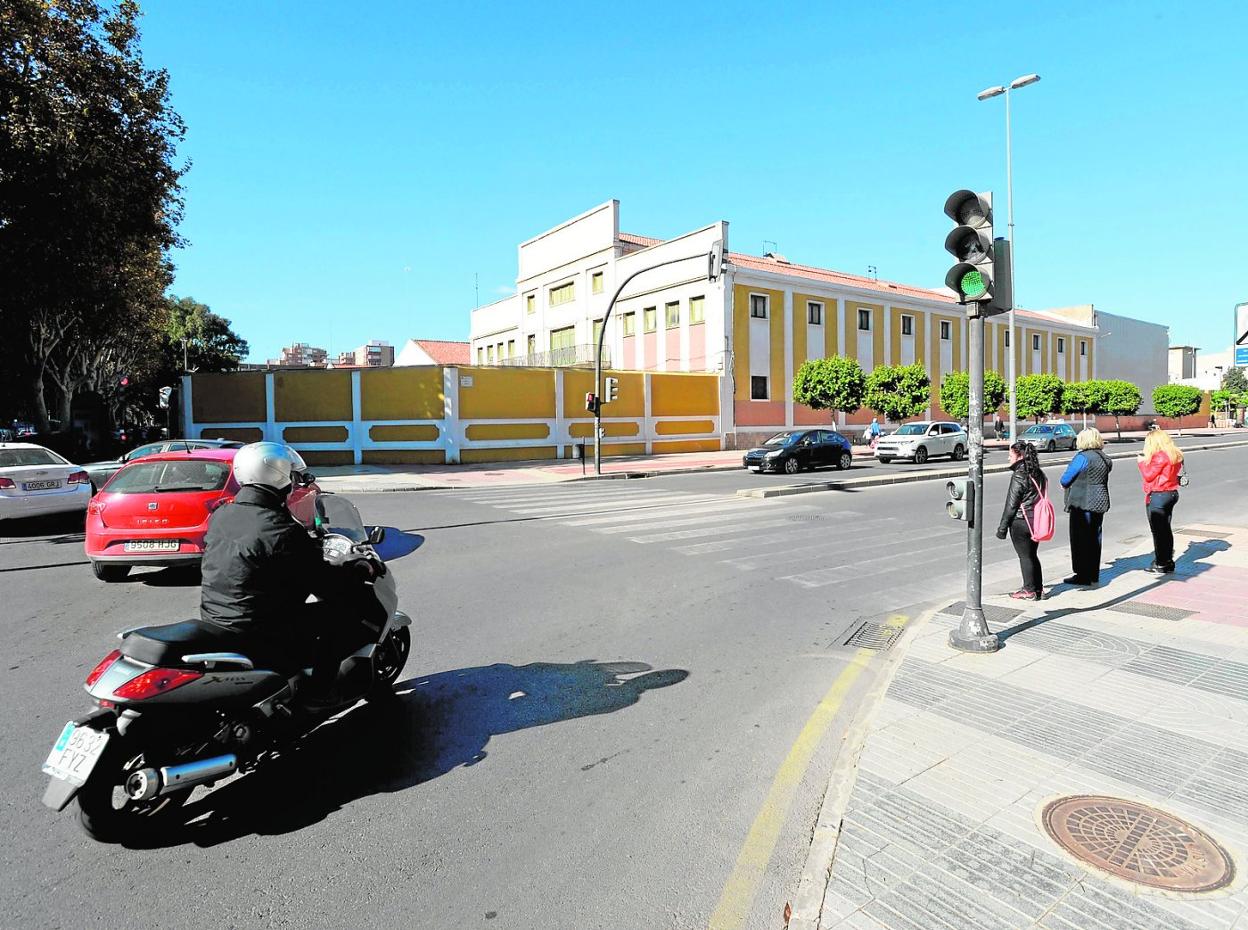 Vista de la Factoría de Subsistencias de la Armada, desde la calle Ángel Bruna, en una fotografía de archivo. 