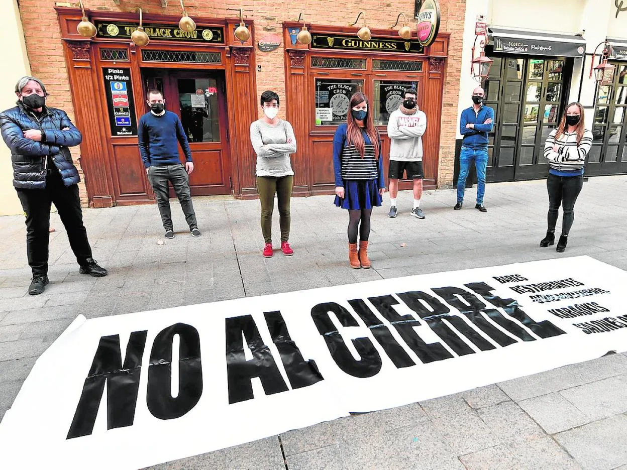 Protesta de hosteleros pertenecientes a la plataforma en la calle Pérez Casas de Murcia. 