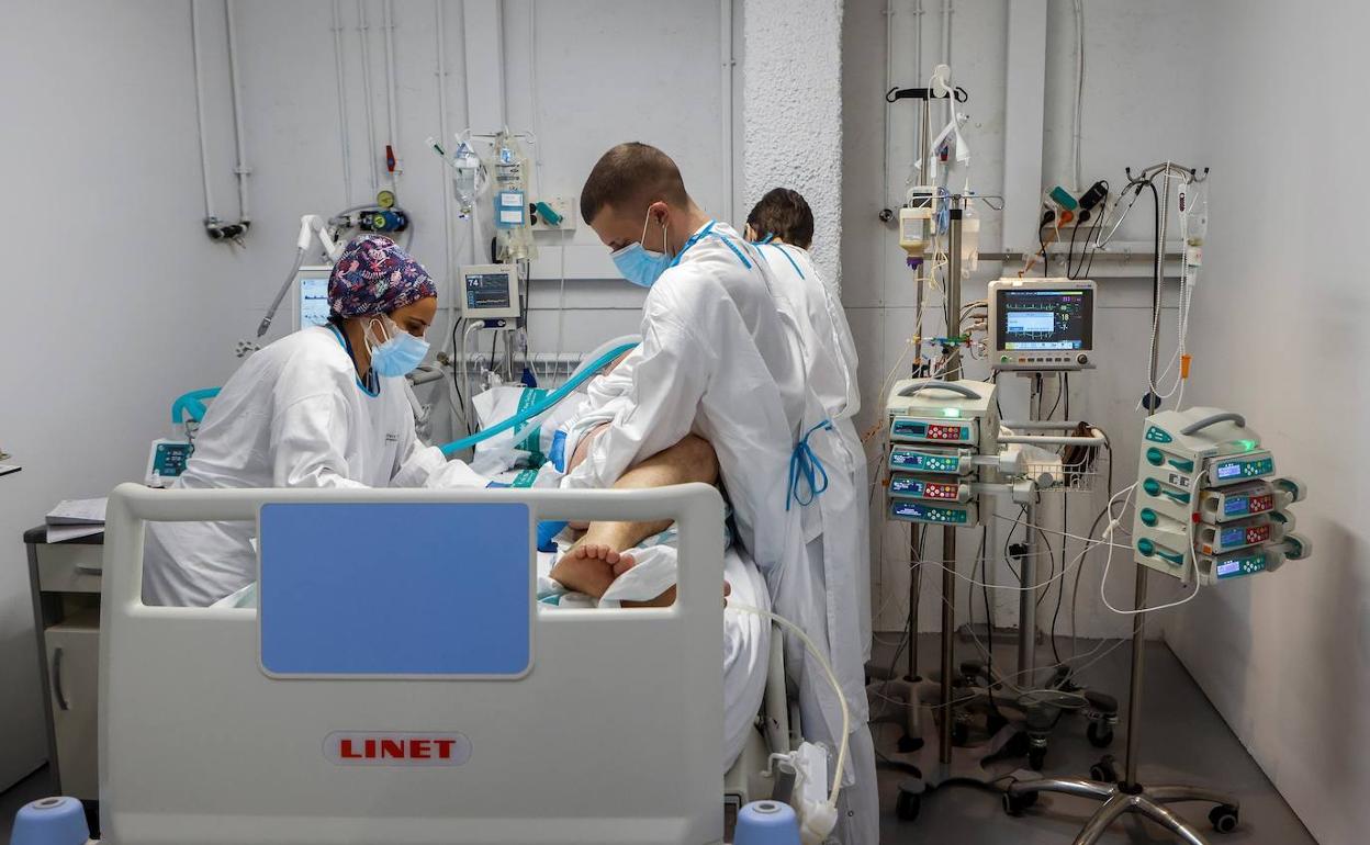 Un paciente en la UCI del Hospital de Sabadell.