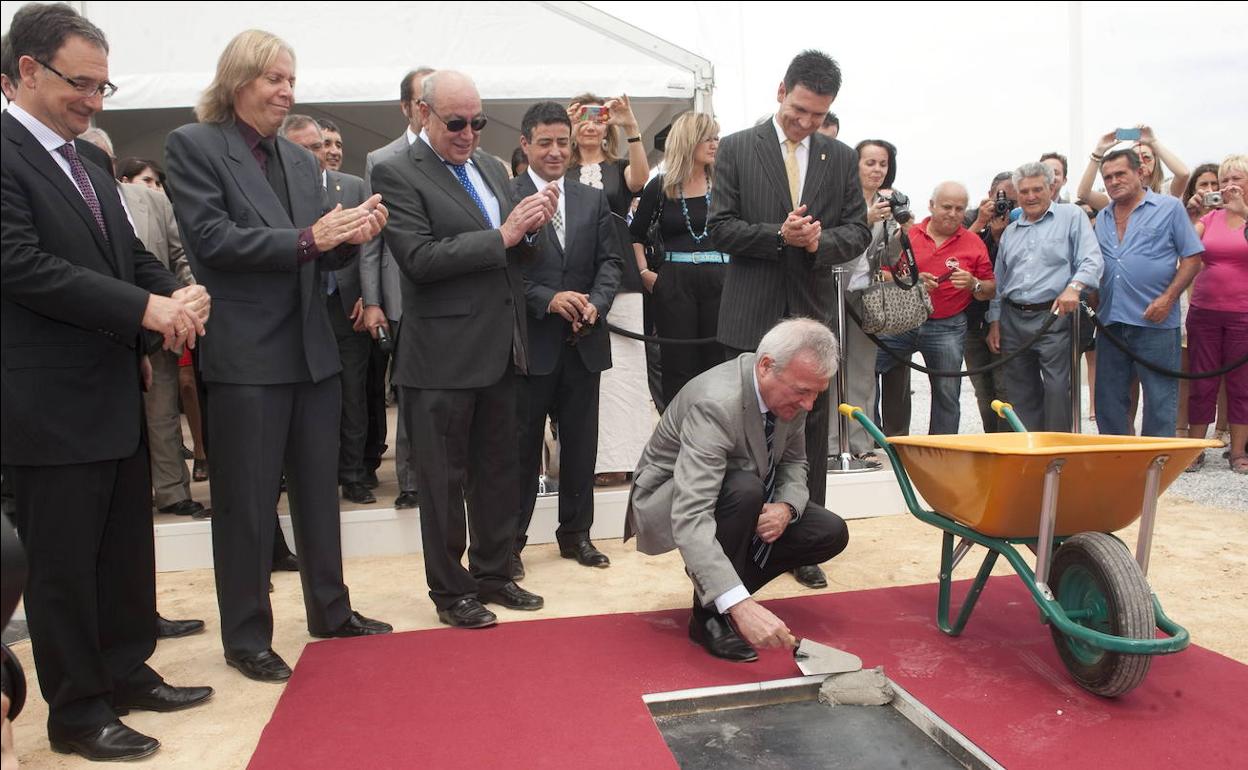 El expresidente de la Comunidad, Ramón Luis Valcárcel, coloca la primera piedra de lo que iba a ser el parque temático Paramount, en Alhama de Murcia.