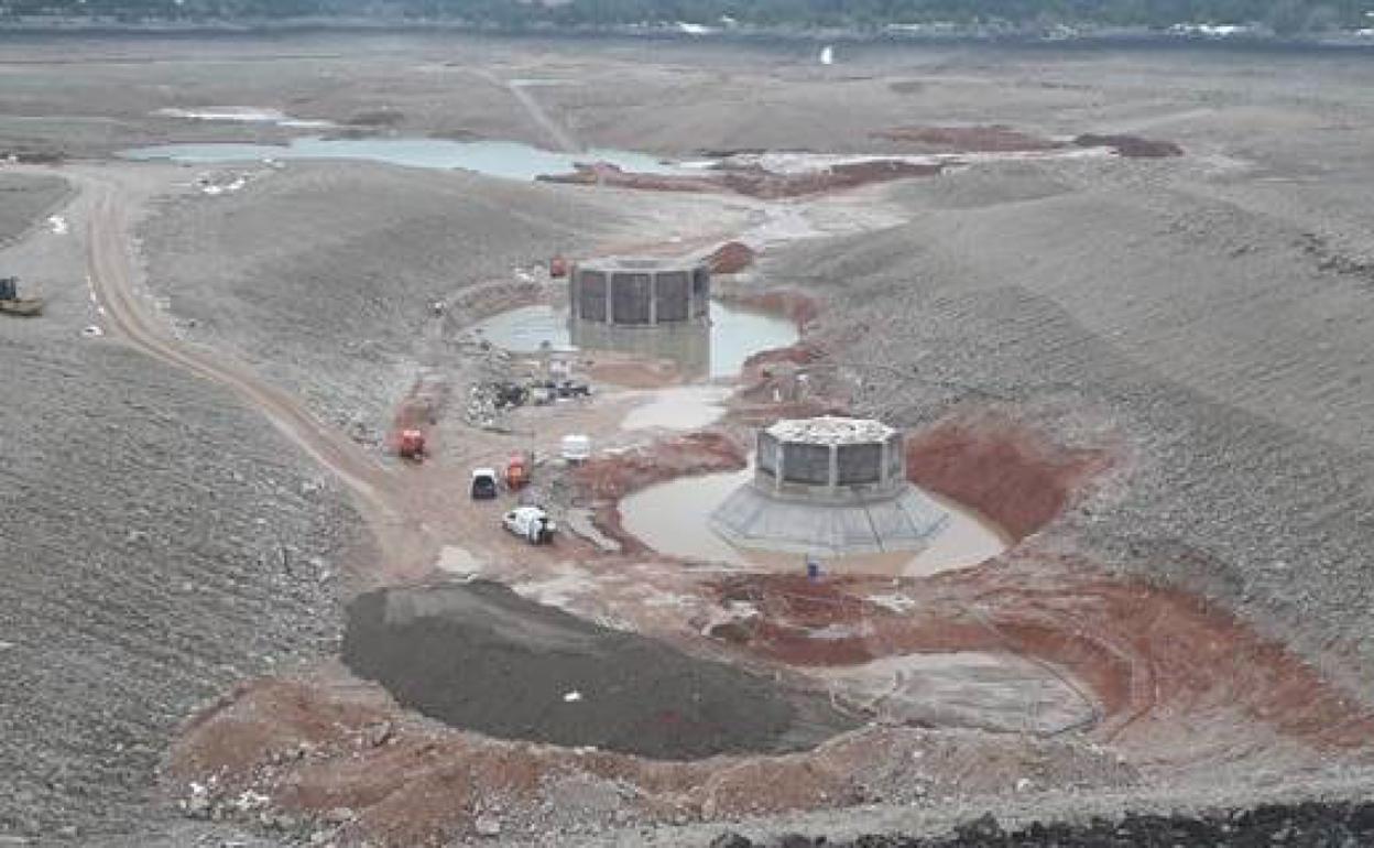 El embalse de La Bujeda, vaciado para reparar las filtraciones. 