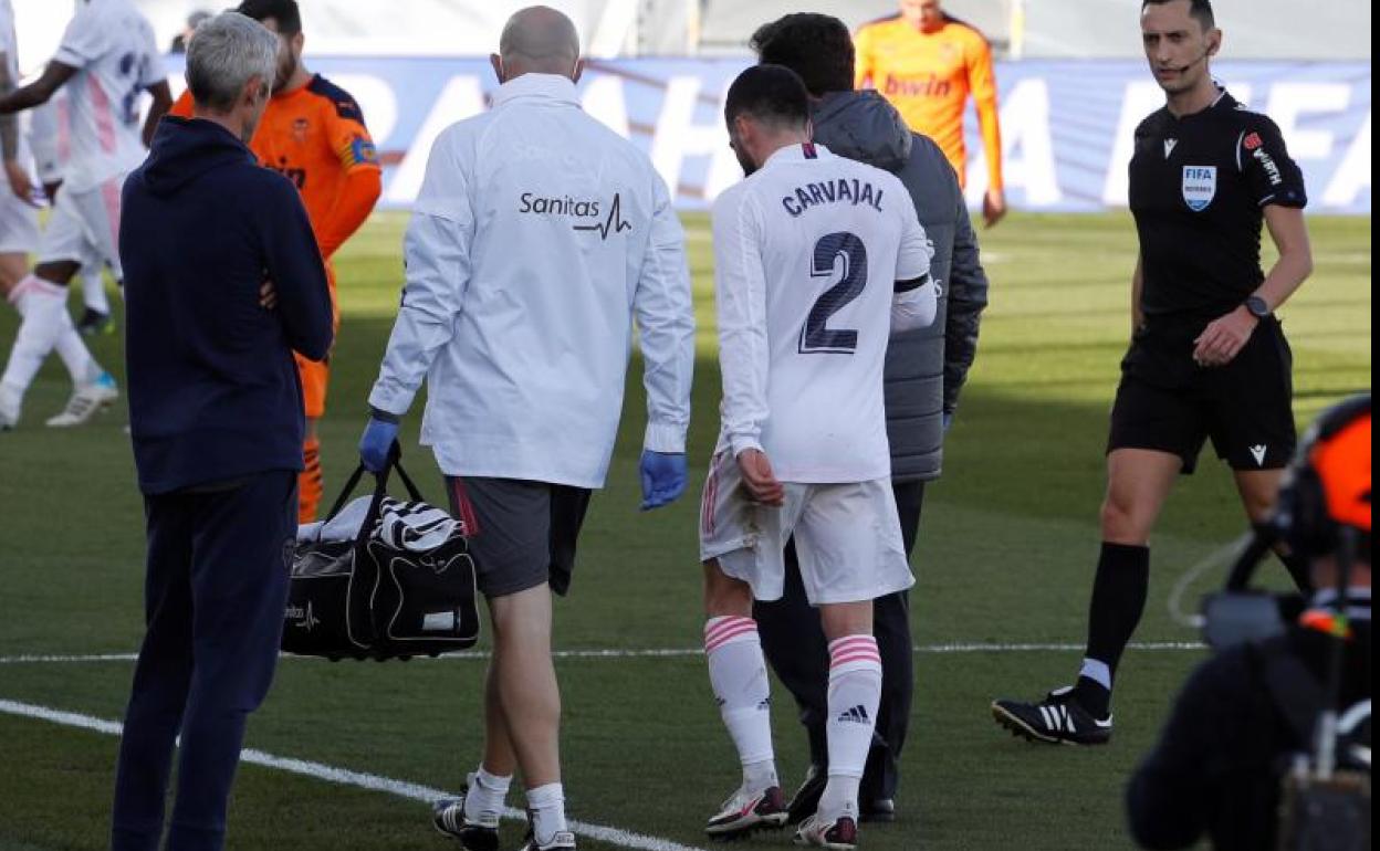 Carvajal se retira lesionado durante el partido ante el Valencia. 