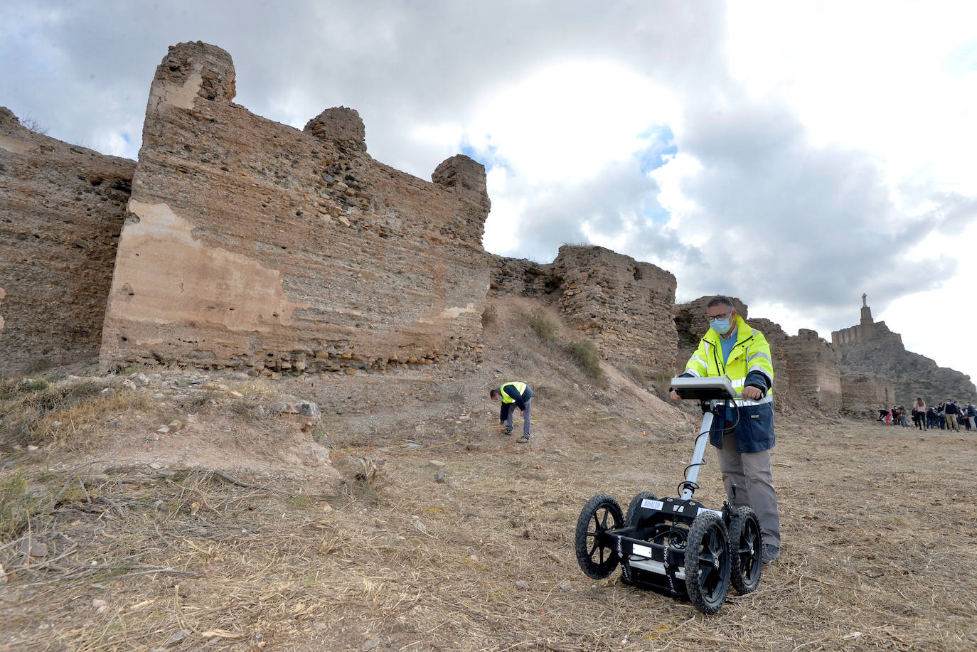 Fotos: Visita al Palacio Mardanisí del Castillejo de Monteagudo, donde comienzan los trabajos de georradar