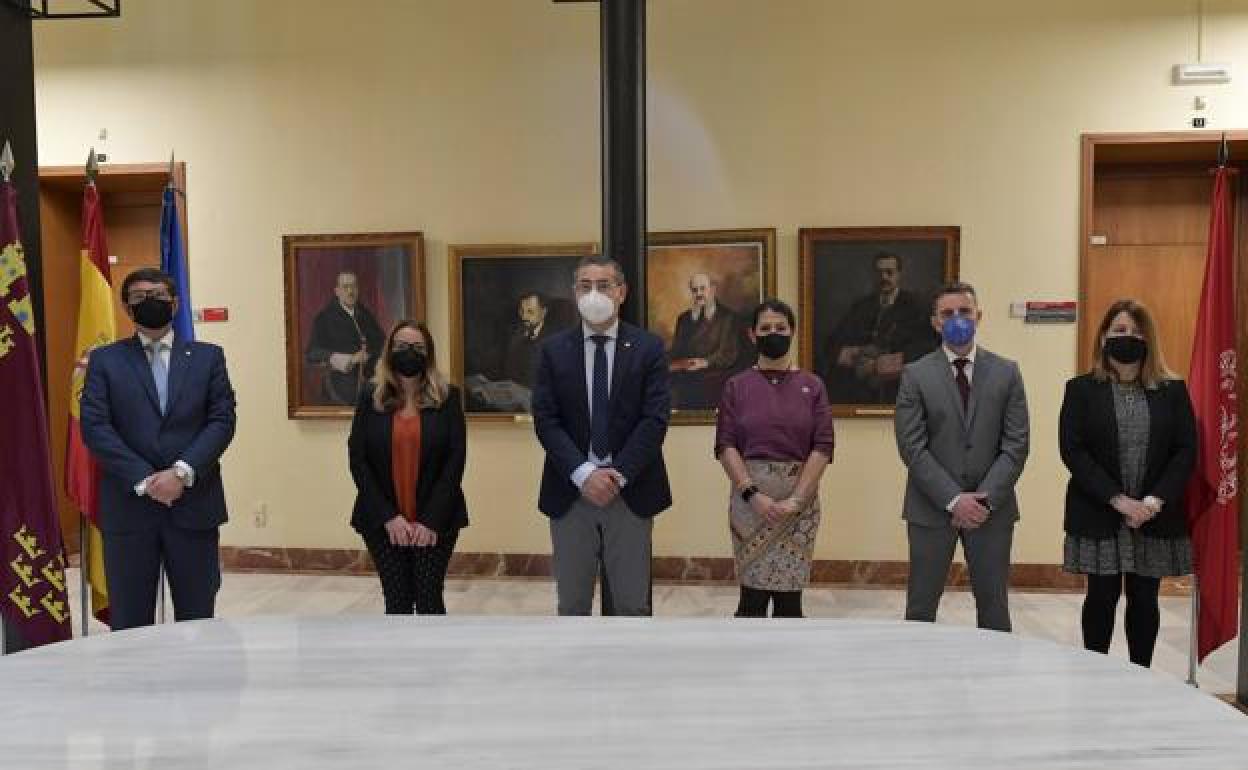 El profesor Germán Teruel; Belén Fernández, coordinadora de Cátedras de la UMU; José Luján, rector de la UMU; Beatriz Ballesteros, consejera de Transparencia; José David Hernández, director general de Regeneración y Modernización Administrativa; y Alicia Rubio, vicerrectora de Empleo, Emprendimiento y Sociedad.