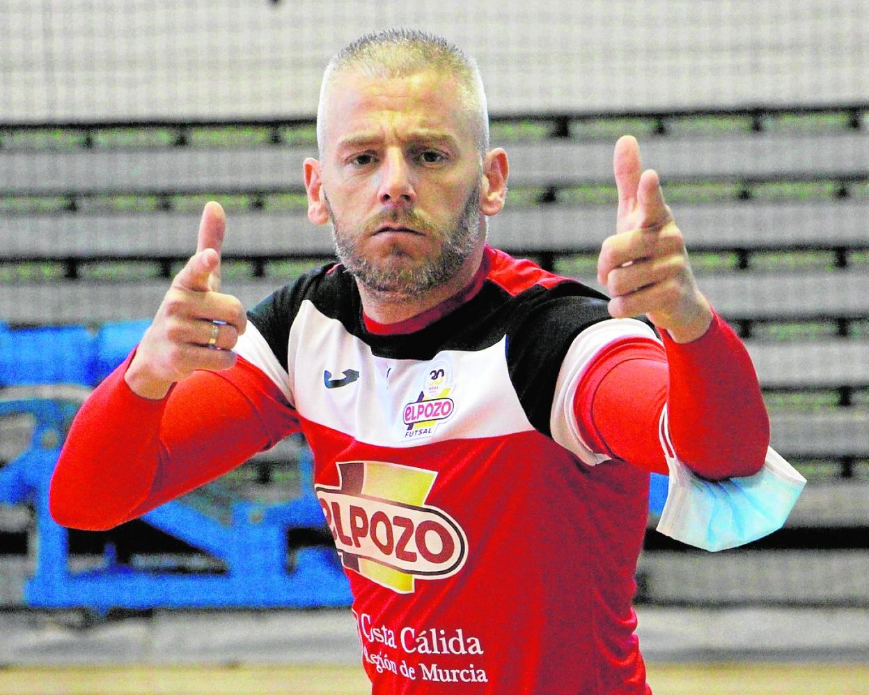 El capitán Miguelín, el pasado sábado, durante el entrenamiento de ElPozo. 