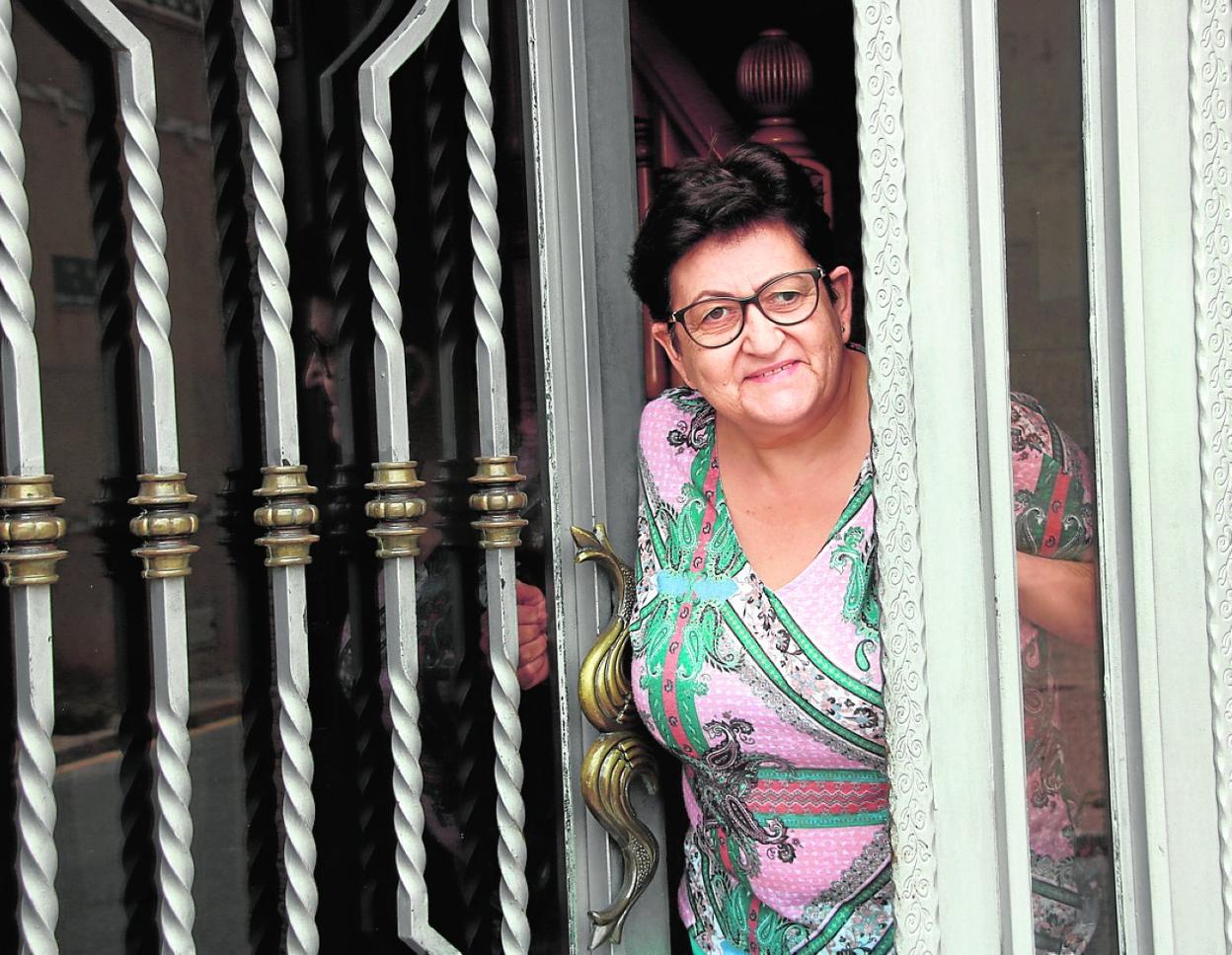 Cati Cutillas Lozano, en la entrada de su casa en Jumilla. 