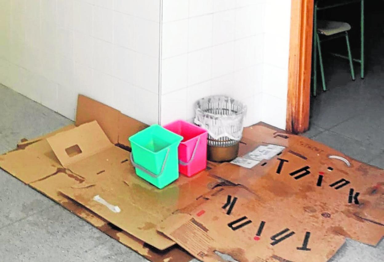 Imagen de las goteras proporcionada por el Ampa. 