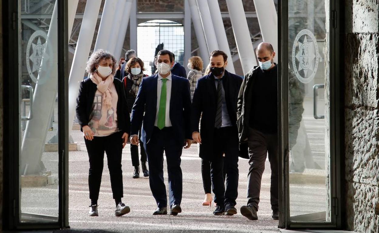 La rectora de la Universidad Politécnica de Cartagena, Beatriz Miguel Hernández; el consejero de Fomento e Infraestructuras, José Ramón Díez de Revenga; y el director general de Territorio y Arquitectura, Jaime Pérez Zulueta, este miércoles.