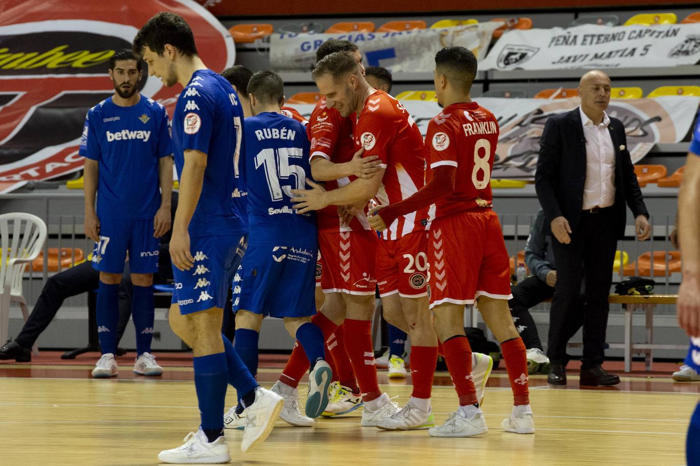 Fotos: Chemi y Waltinho sostienen a un Jimbee que vuelve a ser líder