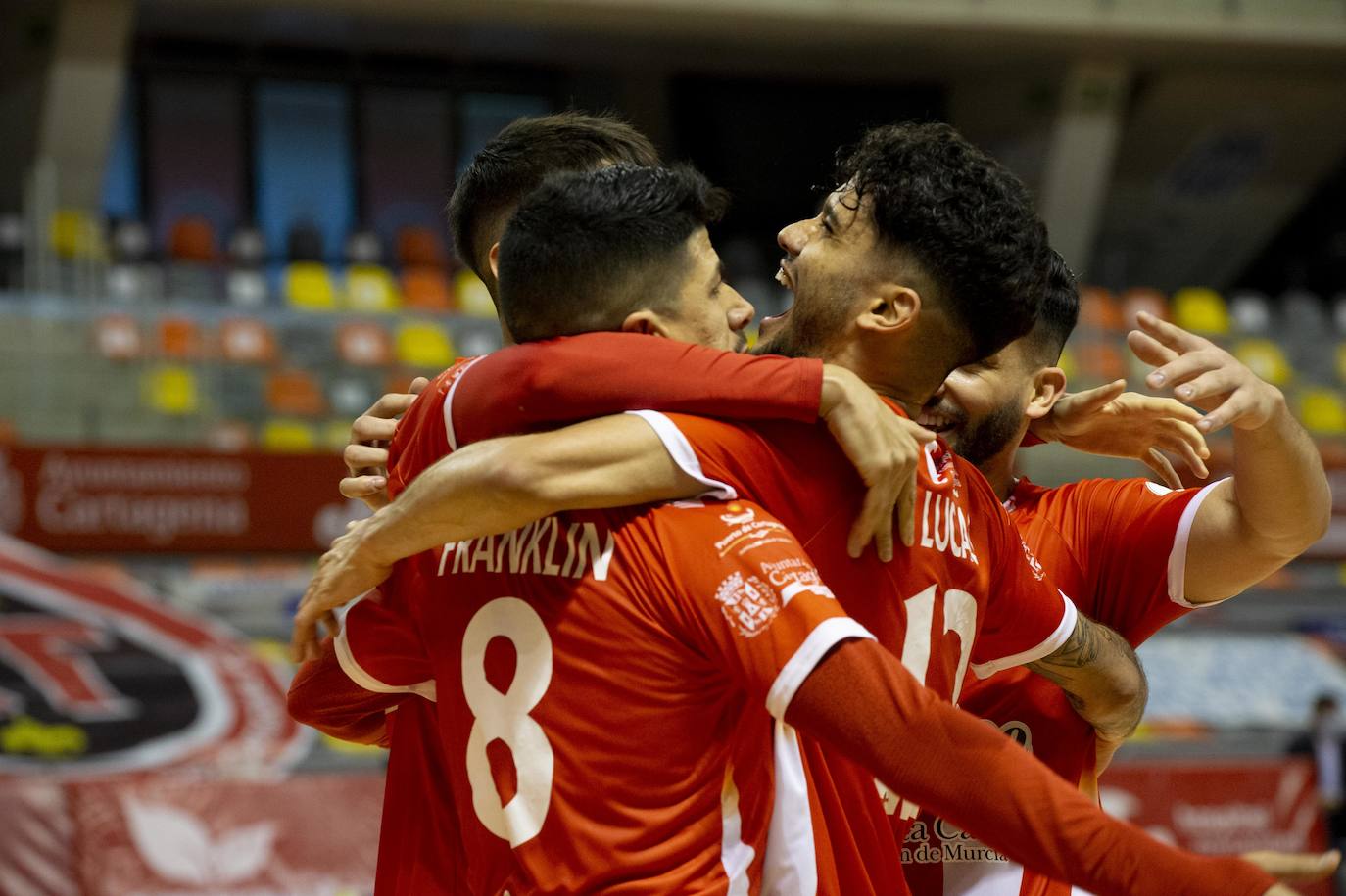 Fotos: Chemi y Waltinho sostienen a un Jimbee que vuelve a ser líder